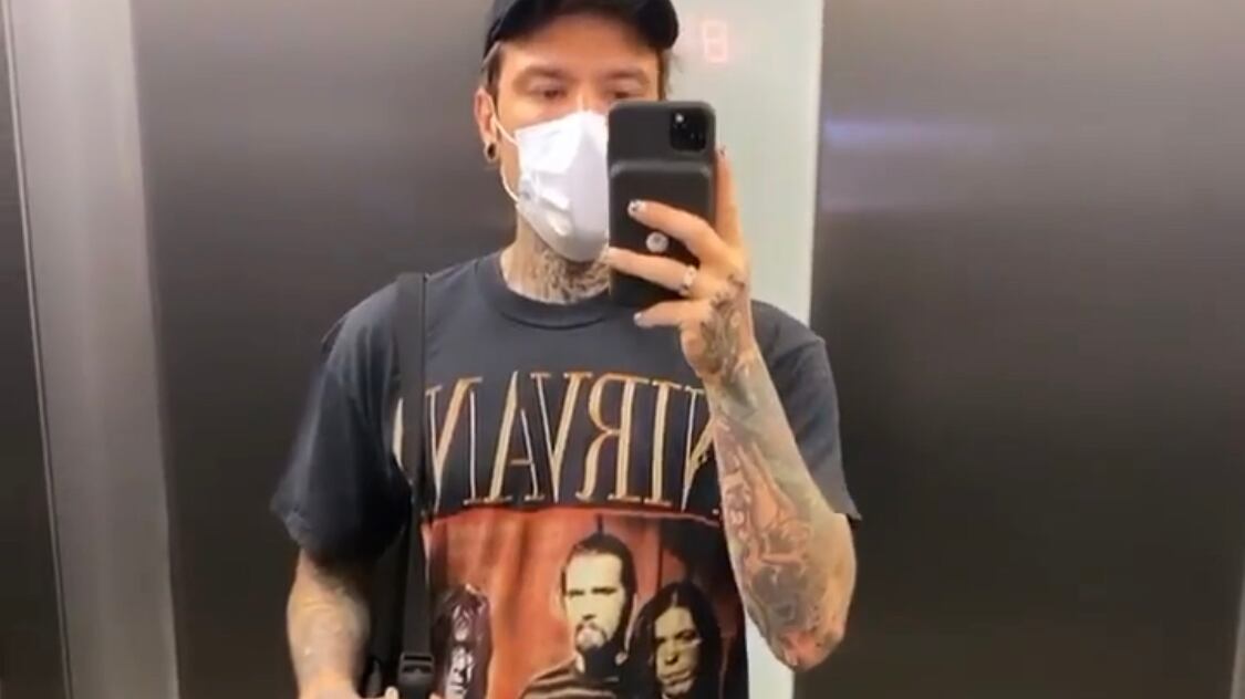 Fedez si mette lo smalto, ma viene assalito dalle critiche: "Fai l'uomo, sei sposato"