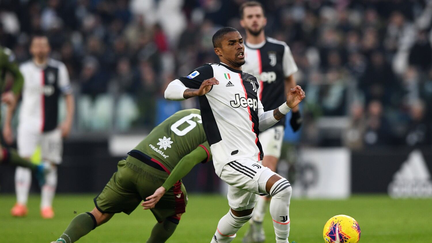 Un tifoso della Juventus provoca Douglas Costa: "Tanto ti fai male domani"