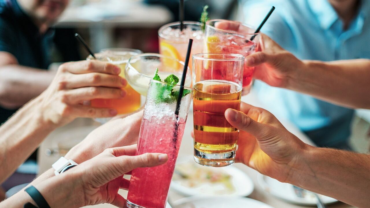 Leggeri e fruttati: quattro cocktail da fare a casa perfetti per l'estate