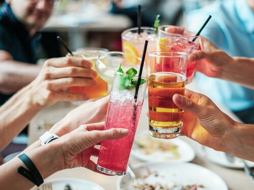Leggeri e fruttati: quattro cocktail da fare a casa perfetti per l'estate
