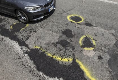 Le buche di Roma segnalate con lo spray 7