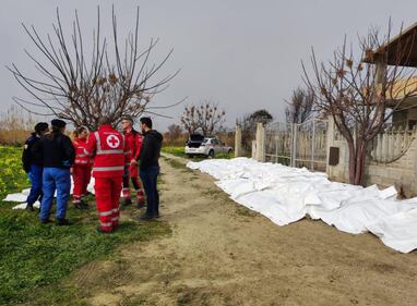 Naufragio in Calabria, si spezza barcone: decine di morti. Le foto 15