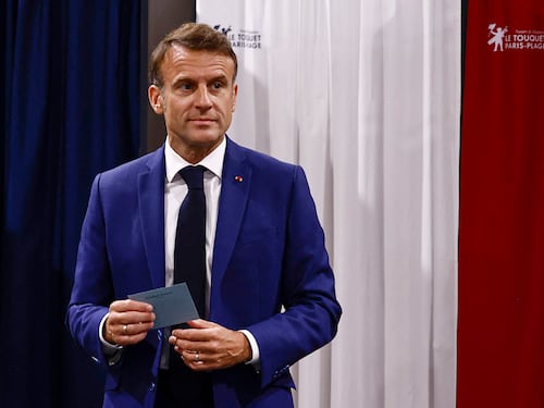 Macron, nuovo voltafaccia. Già 173 i ritiri anti Le Pen