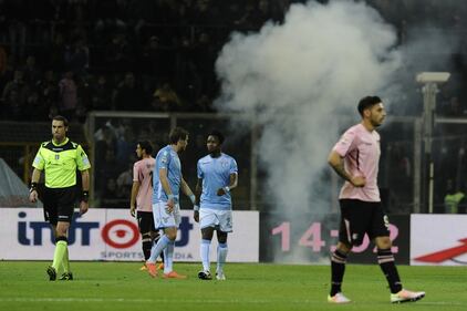 Alta tensione al Barbera: Palermo-Lazio sospesa più volte 4