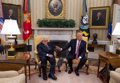 Kissinger con Trump nella Studio Ovale 2