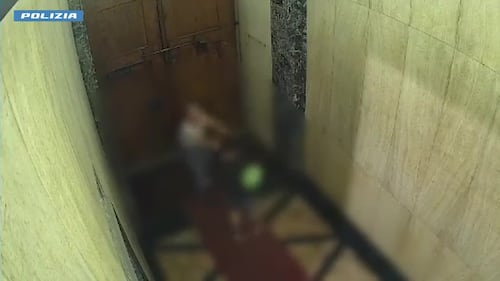Il pedinamento e la rapina: le immagini delle telecamere di sorveglianza 8