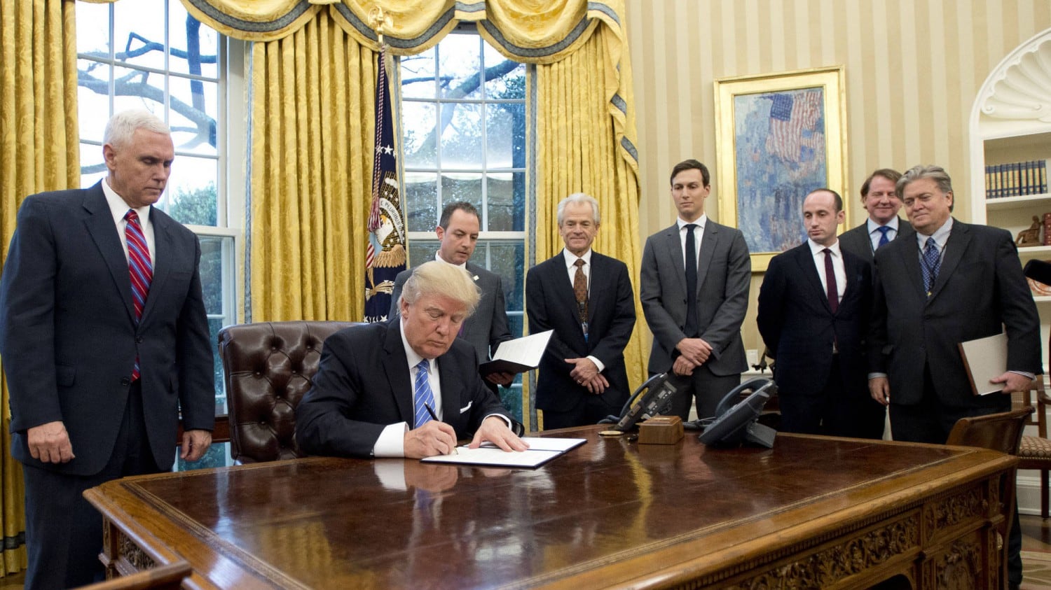 Trump firma il primo decreto contro le politiche sull'aborto