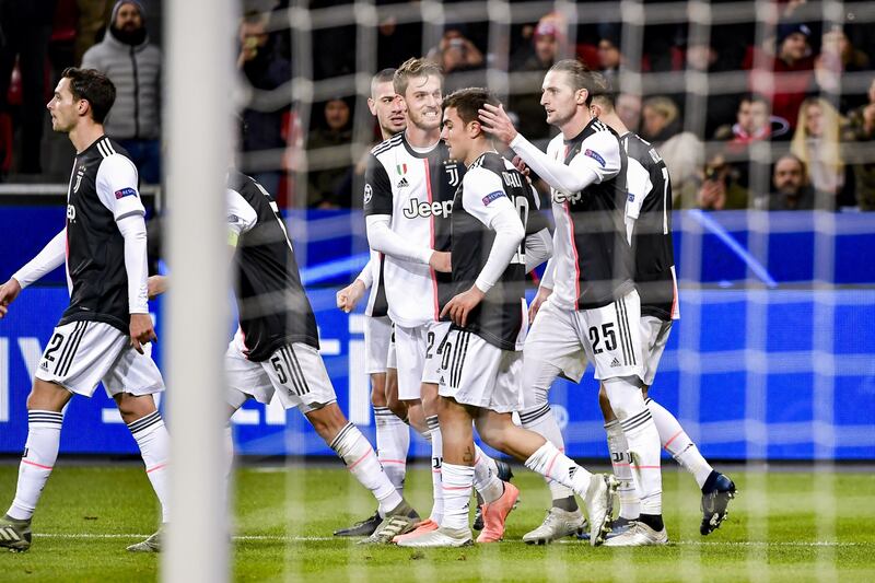 L'invasione pacifica in Bayer-Juventus: il tifoso corre ad abbracciare CR7 5