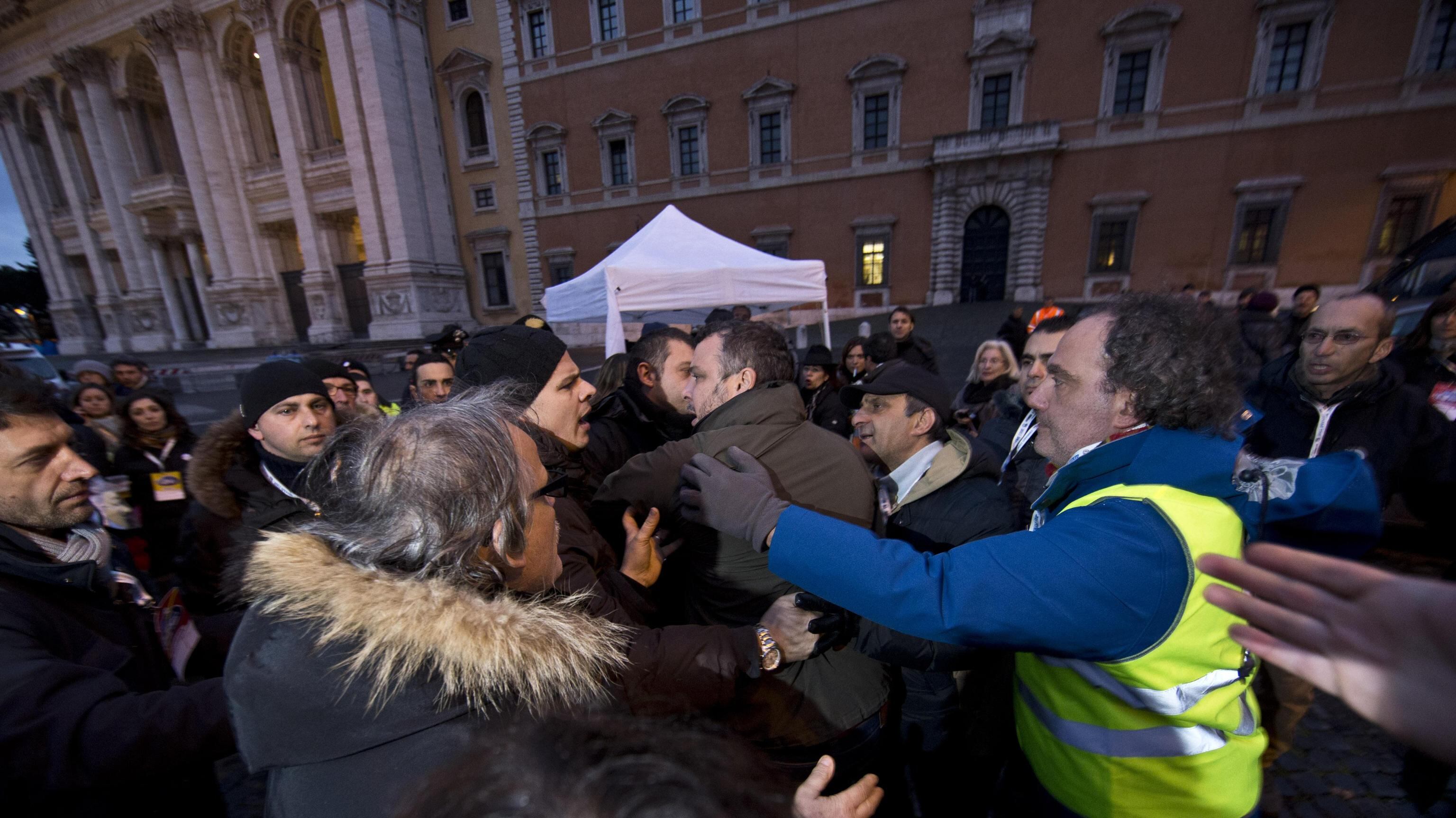Ecco la democrazia di Grillo: non vuole i giornalisti italiani, li fa entrare la polizia