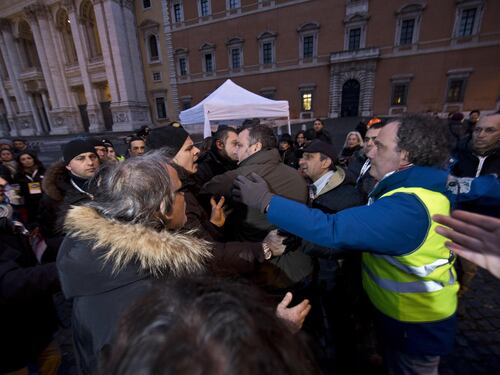 Ecco la democrazia di Grillo: non vuole i giornalisti italiani, li fa entrare la polizia