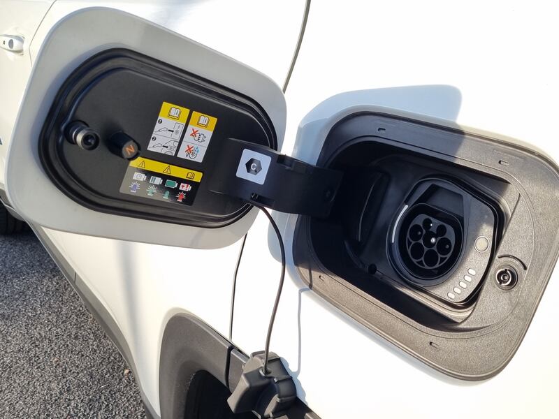 Jeep Compass 4XE, guarda le foto del suv ibrido plug-in 13