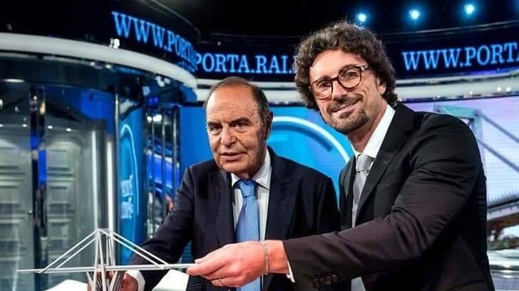 Toninelli, altra gaffe: ride sul plastico