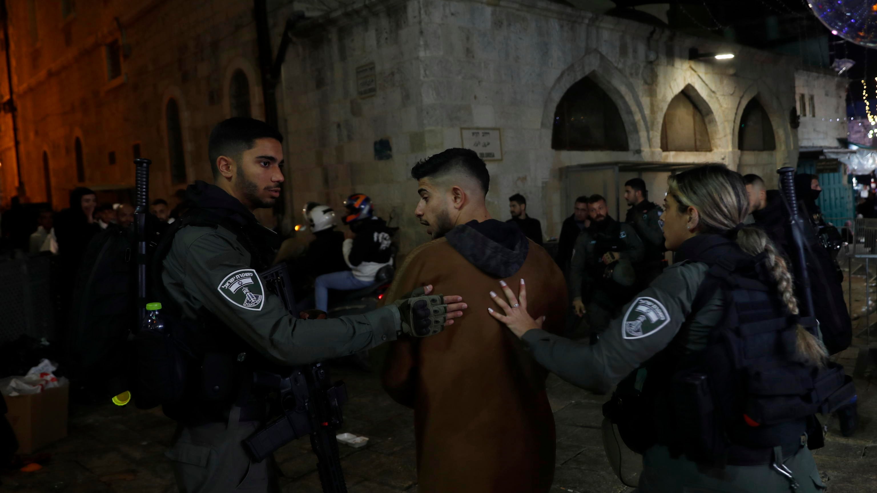 Polveriera Gerusalemme: blitz delle forze israeliane alla moschea di al-Aqsa