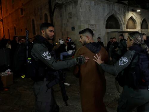Polveriera Gerusalemme: blitz delle forze israeliane alla moschea di al-Aqsa