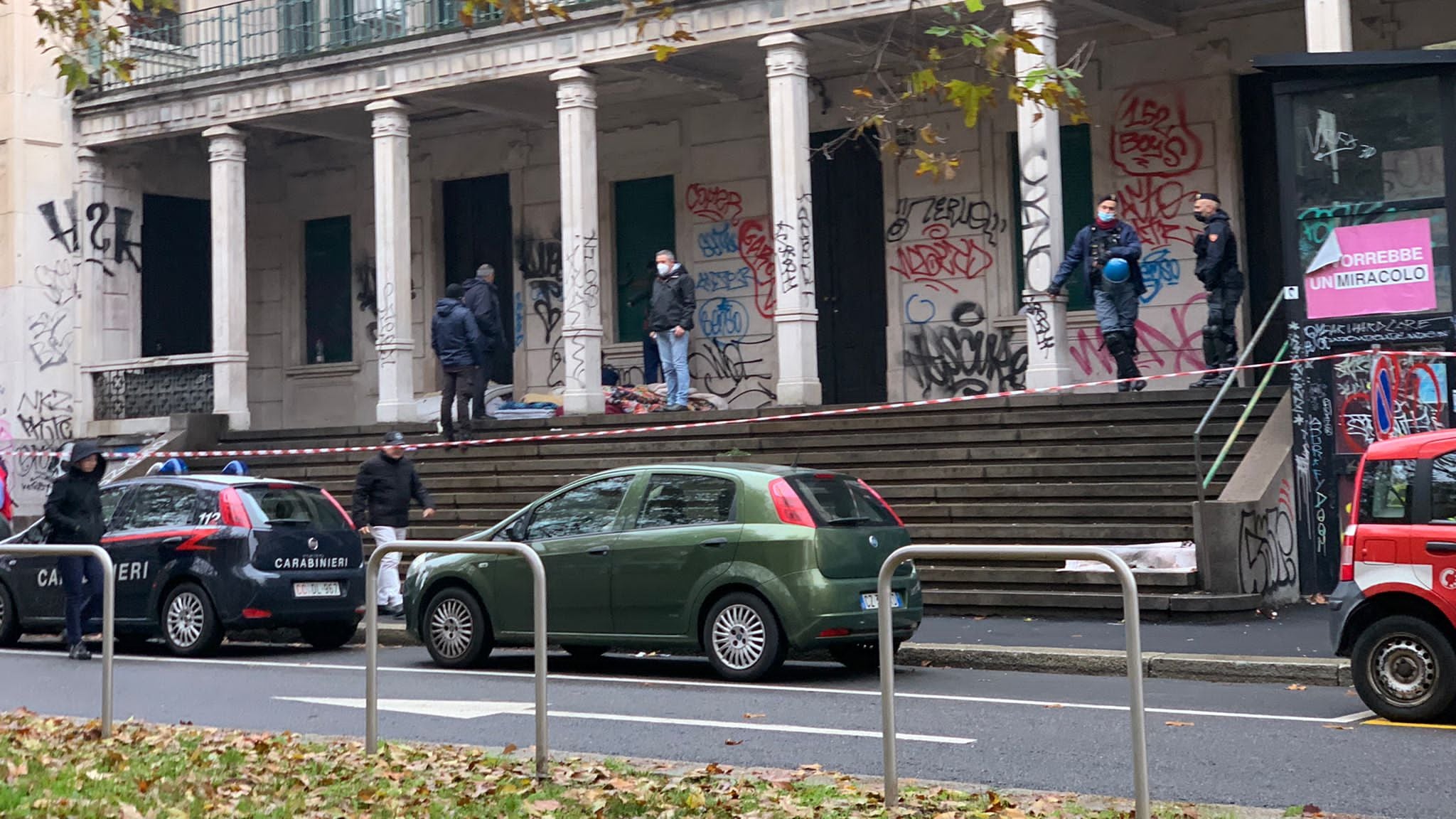 Il centro sociale se ne va per il degrado? Sala sgombera (finalmente) gli immigrati