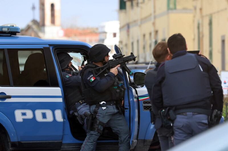 Uccide la moglie e si barrica in casa, spari sugli agenti 2