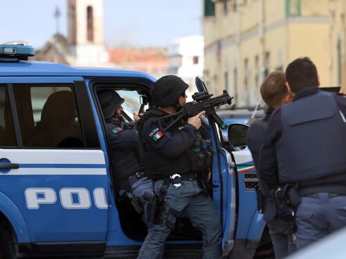 Uccide la moglie e si barrica in casa, spari sugli agenti
