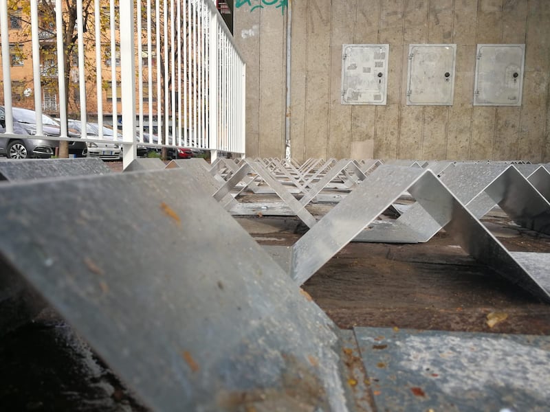 Roma, i dispositivi "anti-clochard" di piazza Augusto Righi 3