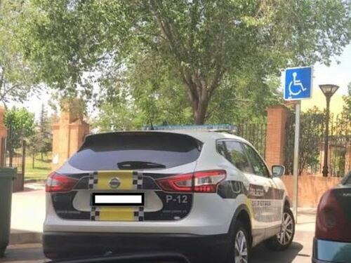 Pubblica la foto di una volante parcheggiata al posto per disabili. Ma si becca una multa da 800 euro