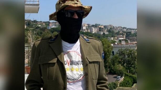 I giochetti di potere nei Dem fanno litigare sull'alluvione. Grillo con il passamontagna uno show che fa solo pena