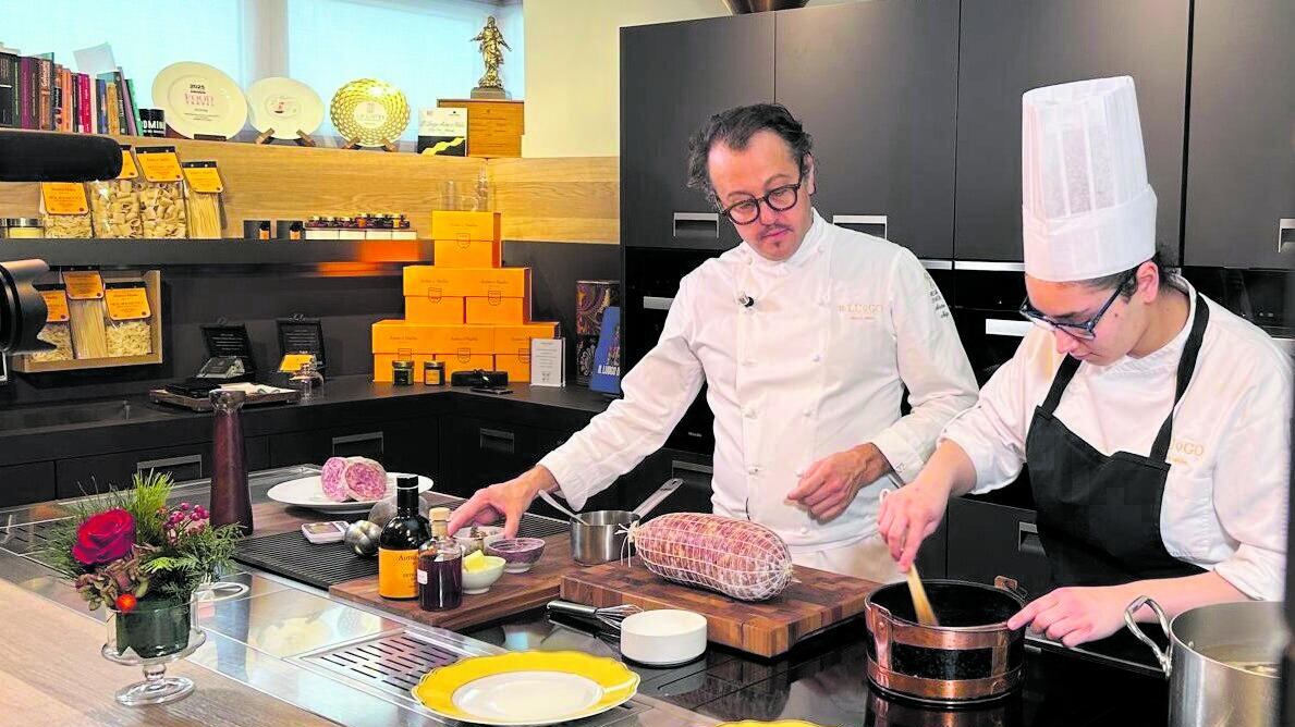 In tavola il risotto giallo e gallina usata per il brodo