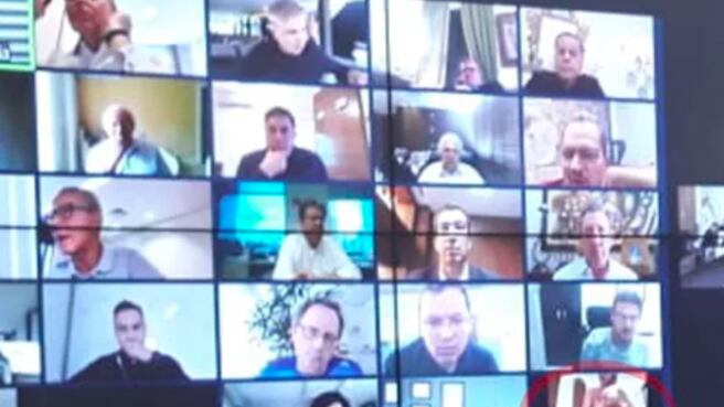 Brasile, uomo d'affari in videoconferenza si fa la doccia in diretta davanti a Bolsonaro
