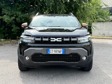 Dacia Duster 2024: guarda la gallery del SUV 4x4 mild-hybrid 4