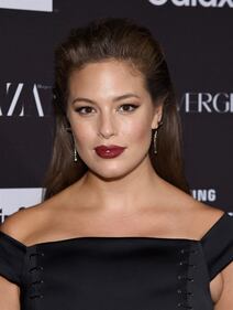 Ashley Graham nuda: mostra le sue ciambelle 35