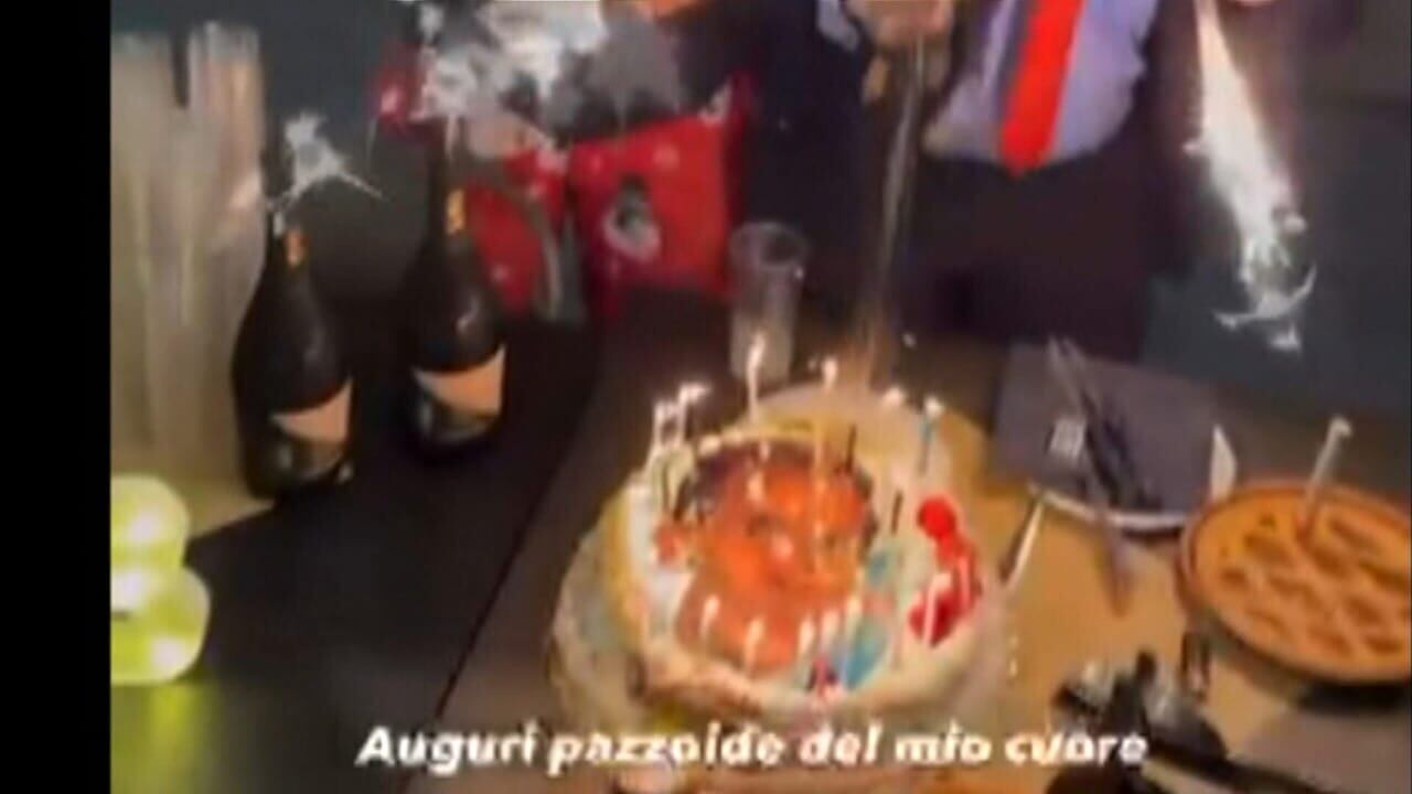 Torta trafitta con la foto del sindaco: bufera sui social a Catania