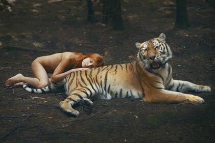 Katerina Plotnikova, modelle e animali posano insieme 1