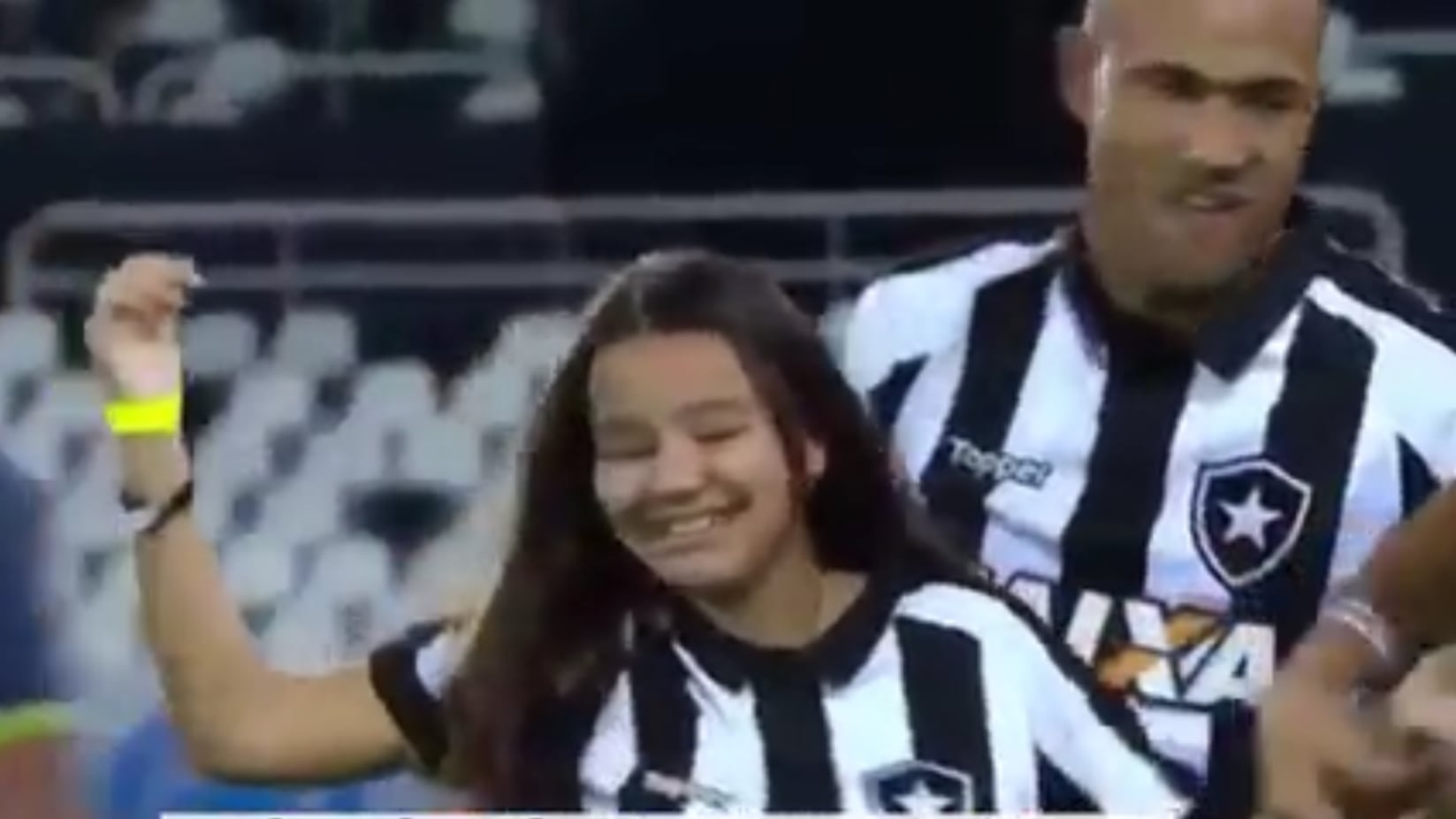 Brasile, la torcida del Botafogo per la figlia cieca del calciatore