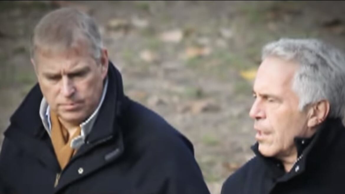"Con i piedi spingeva sul mio seno": i retroscena choc sugli stupri di Epstein
