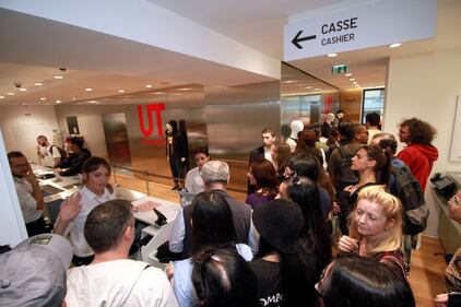 Ressa di gente all'inaugurazione del primo negozio Uniqlo in Italia 4