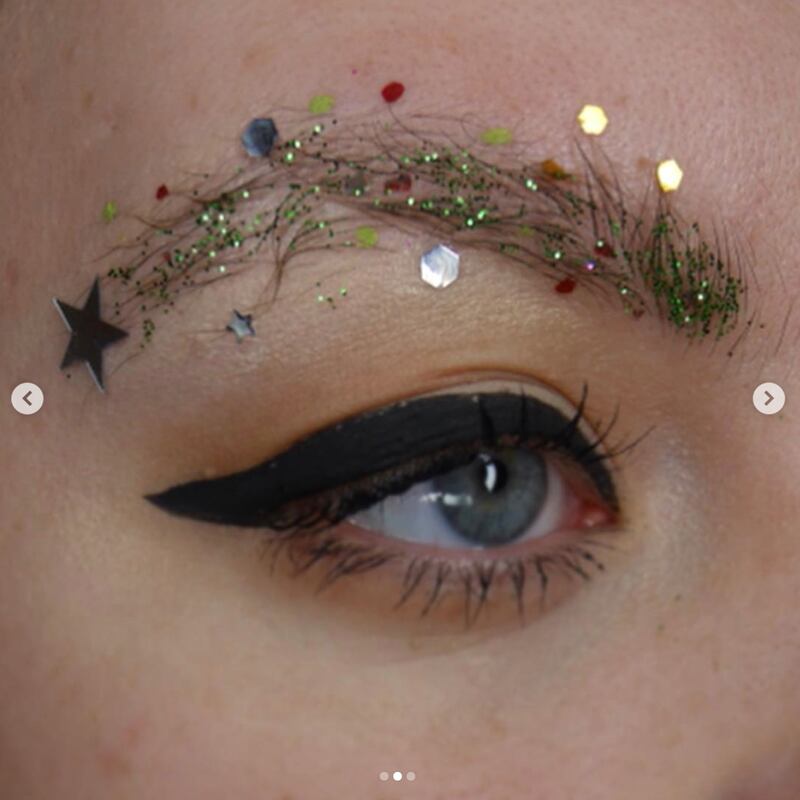 Sopracciglia natalizie, l'ultimo trend delle feste 4