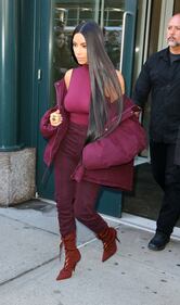Kim Kardashian hot: bionda e scollata su Twitter 21
