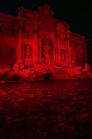 La Fontana di Trevi si tinge di rosso per i martiri cristiani 6