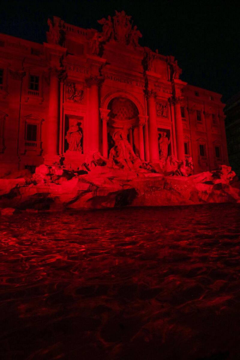 La Fontana di Trevi si tinge di rosso per i martiri cristiani 6