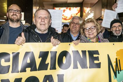 Milano, arriva la protesta dei pendolari: "#Adesso basta disservizi, cancellazioni e poca sicurezza" 3