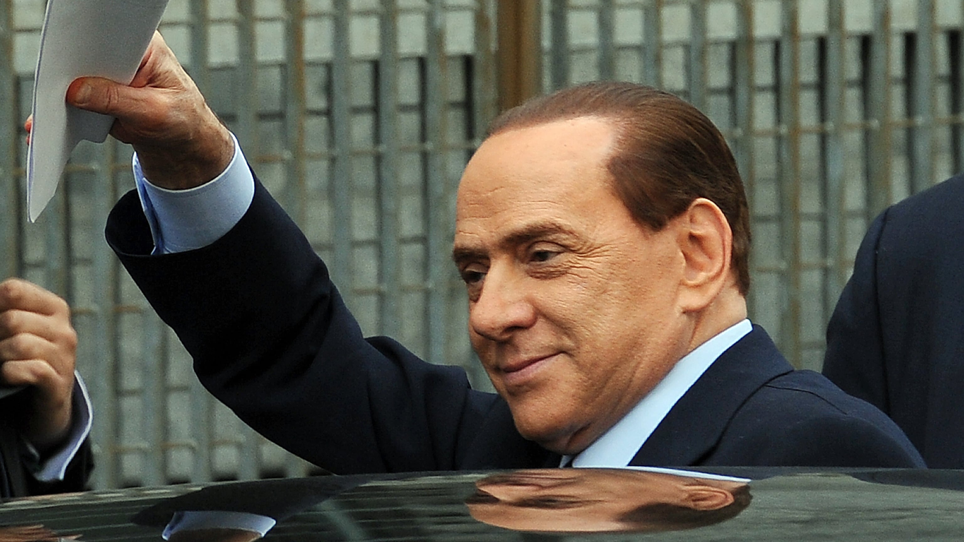 Il Cav insiste: "Il Pd sia responsabile". L'interlocutore è il Colle