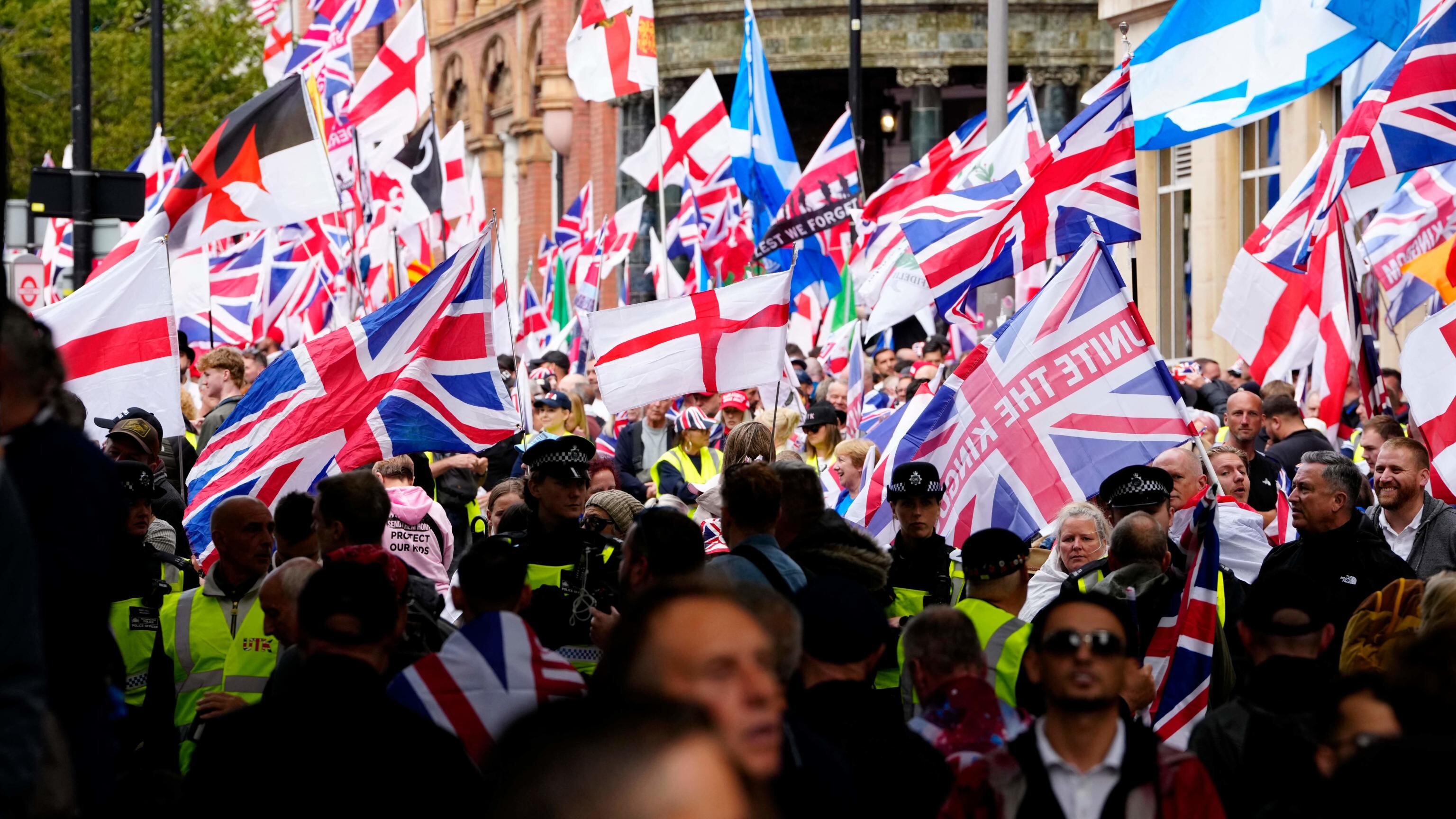 Che strani i "nazi" in piazza a Londra