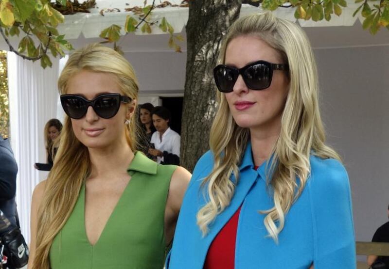 Nicky Hilton: abito bianco sexy ma sobrio per la sorellina di Paris  2