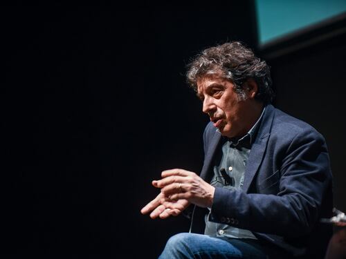 Il folle appello di Veronesi ai vip: "Saliamo sulle navi che salvano i migranti"
