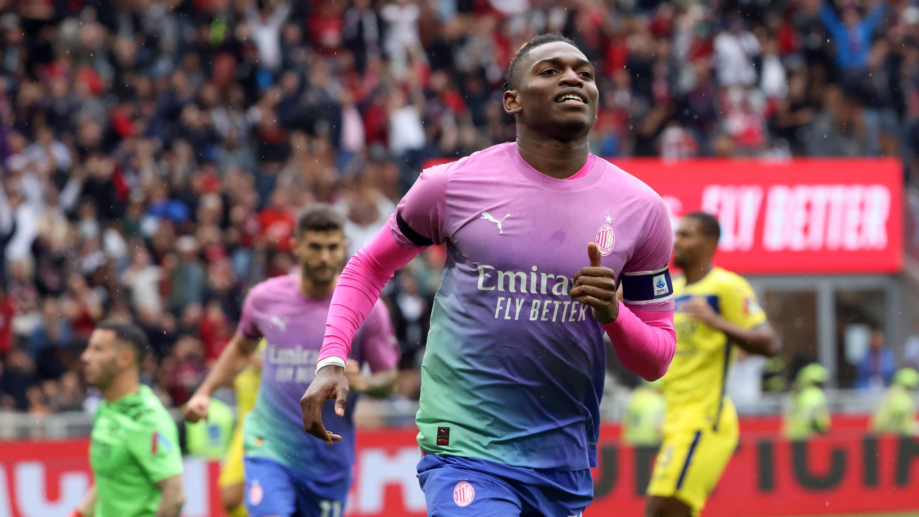 Leao, critiche, fascia, gol. Ma è un diavolo sotto stress