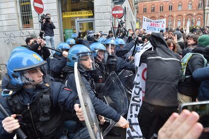 Scontri tra studenti e forze dell'ordine alla Statale di Milano 4
