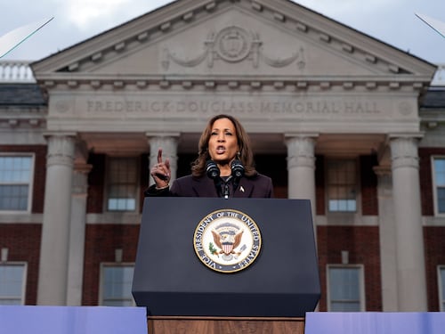 Kamala, flop e polemiche. Lo staff: "Colpa di Biden"