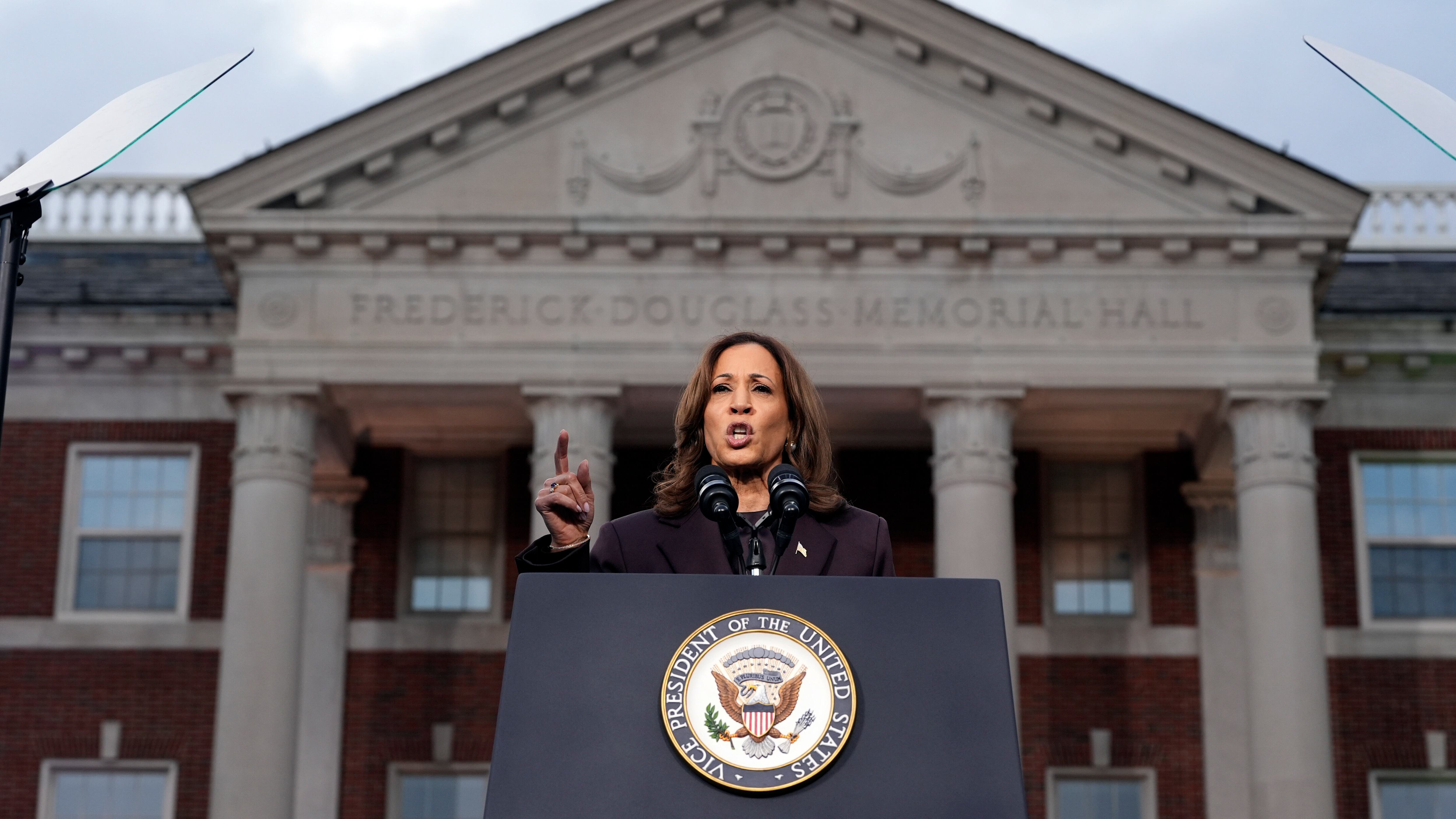 Kamala, flop e polemiche. Lo staff: "Colpa di Biden"