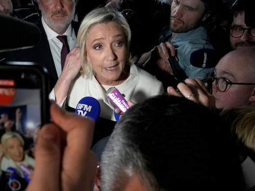 "Finanziamenti illeciti nel 2022". La procura di Parigi apre un'indagine su Marine Le Pen