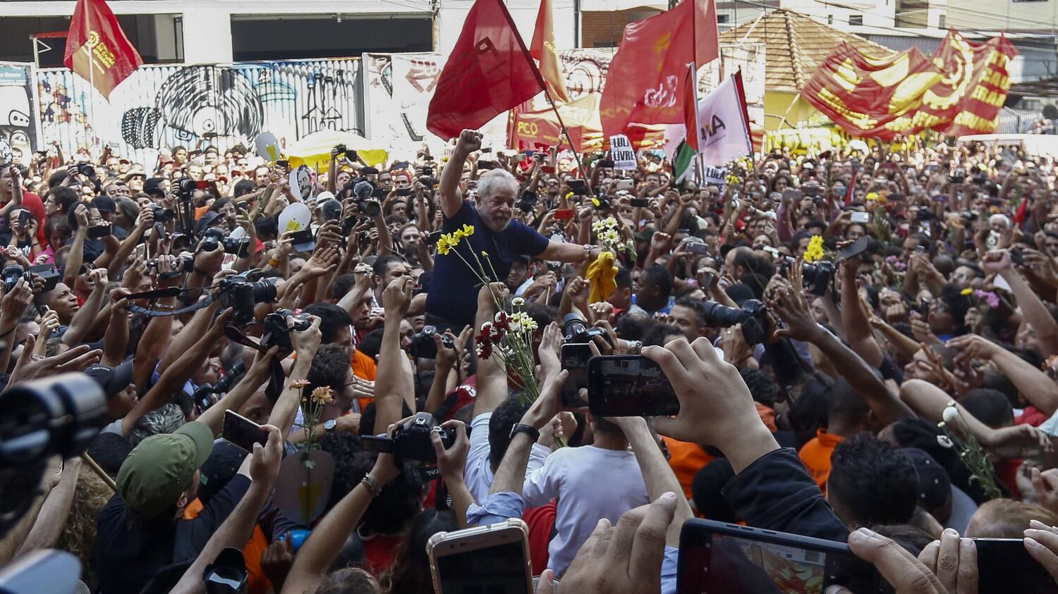 "Vado in cella, non ho paura". La folla blocca l'auto di Lula