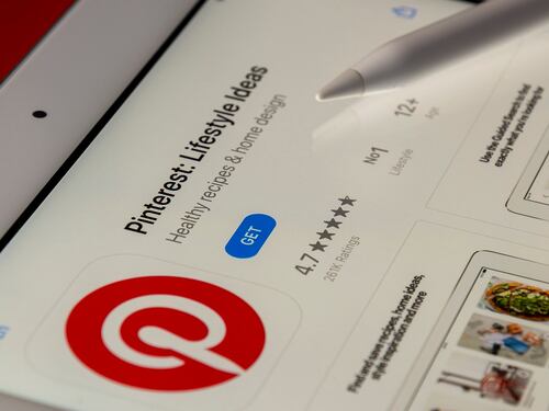 "Traccia di nascosto gli utenti europei senza consenso", bufera su Pinterest