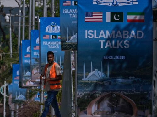 Iran, scatta l'ora X a Islamabad. Trump insiste: "Intesa o bombe"